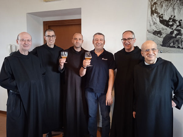 Kuaska (Lorenzo Dabove), degustatore di birre da circa 40 anni e uno dei fondatori del movimento artigianale italiano in visita al birrificio Cascinazza di Buccinasco